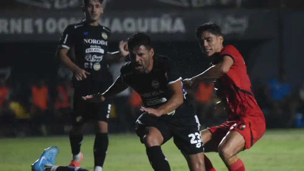 Libertad salva el invicto sobre el final