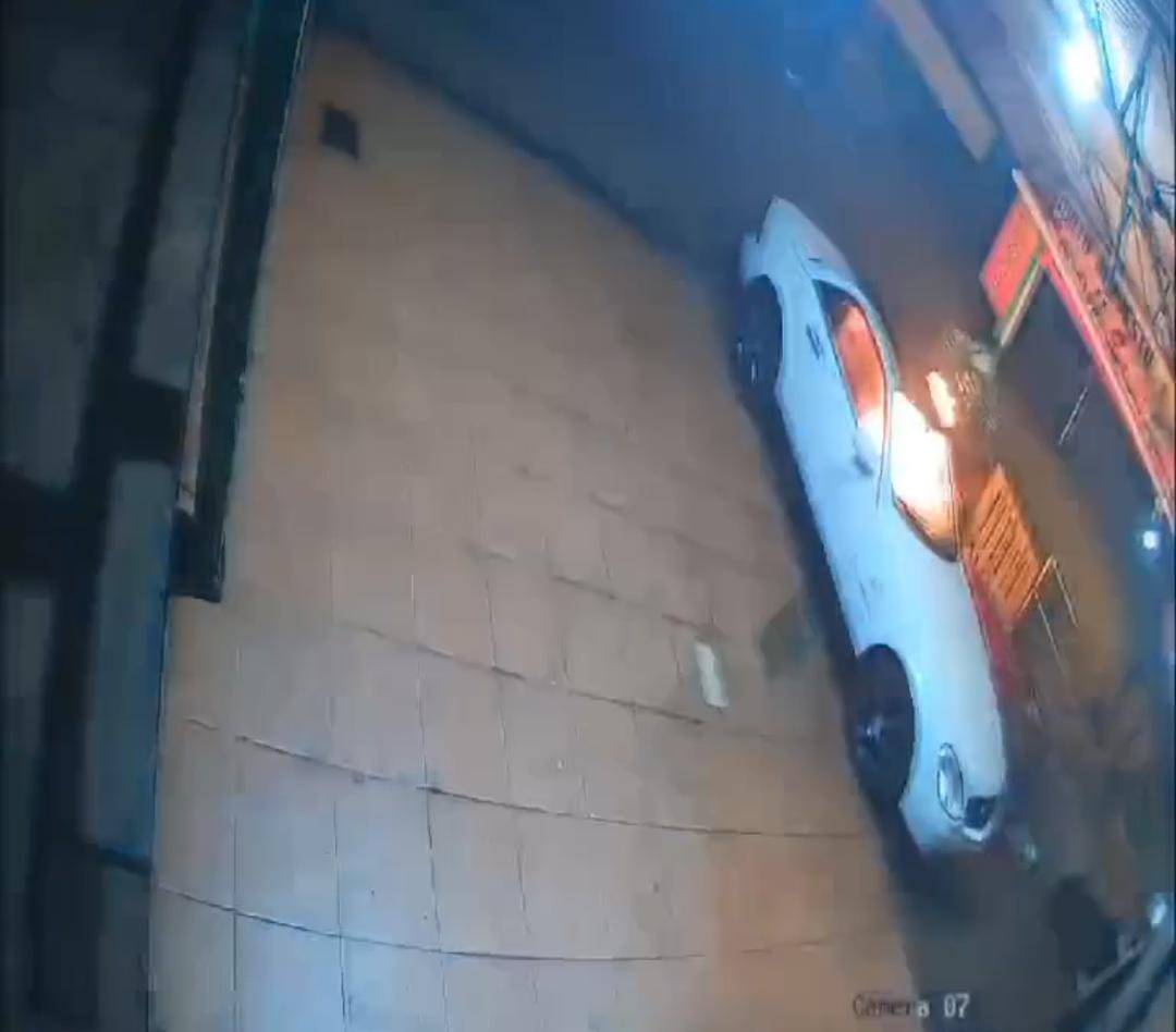 Dos hombres incendian intencionalmente un automóvil en Pedro Juan Caballero Dos hombres incendian intencionalmente un automóvil en Pedro Juan Caballero