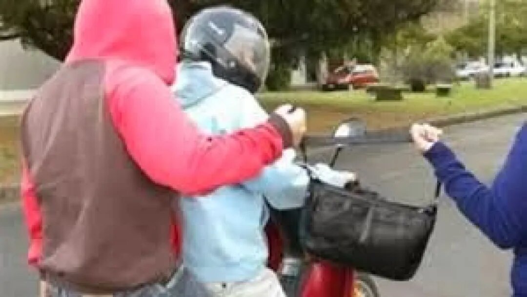 Asaltantes armados despojan a una mujer de su motocicleta y cartera en Pedro Juan Asaltantes armados despojan a una mujer de su motocicleta y cartera en Pedro Juan