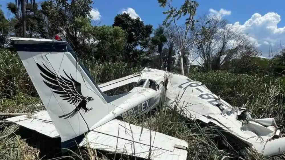 Susto en Saltos del Guairá: Avioneta capota al intentar despegar