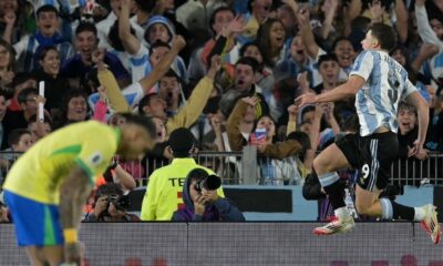 Argentina festeja la clasificación con goleada a Brasil