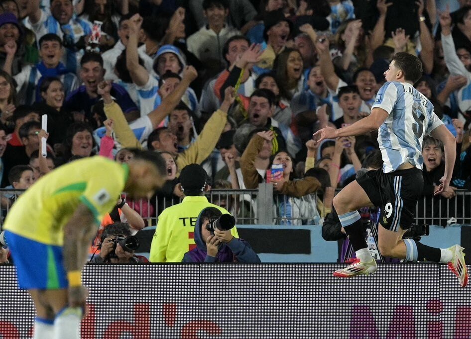 Argentina festeja la clasificación con goleada a Brasil