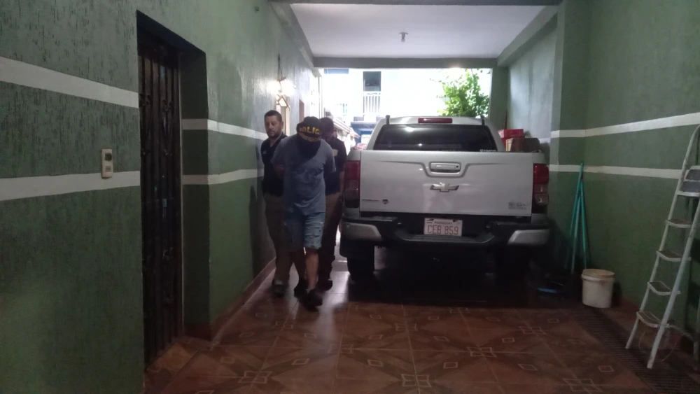 Policía detiene a un involucrado en asalto a casa de crédito en Pedro Juan Caballero Policía detiene a un involucrado en asalto a casa de crédito en Pedro Juan Caballero