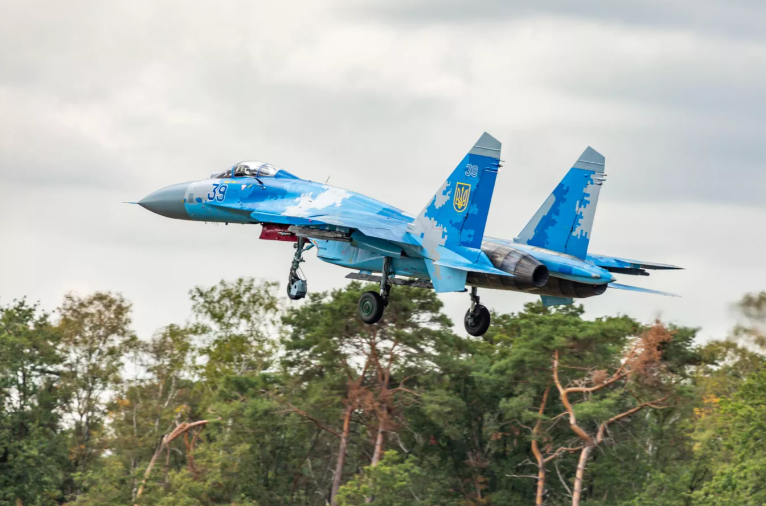 Las FFAA rusas liberan una localidad y derriban un caza Su-27 durante una jornada de combates