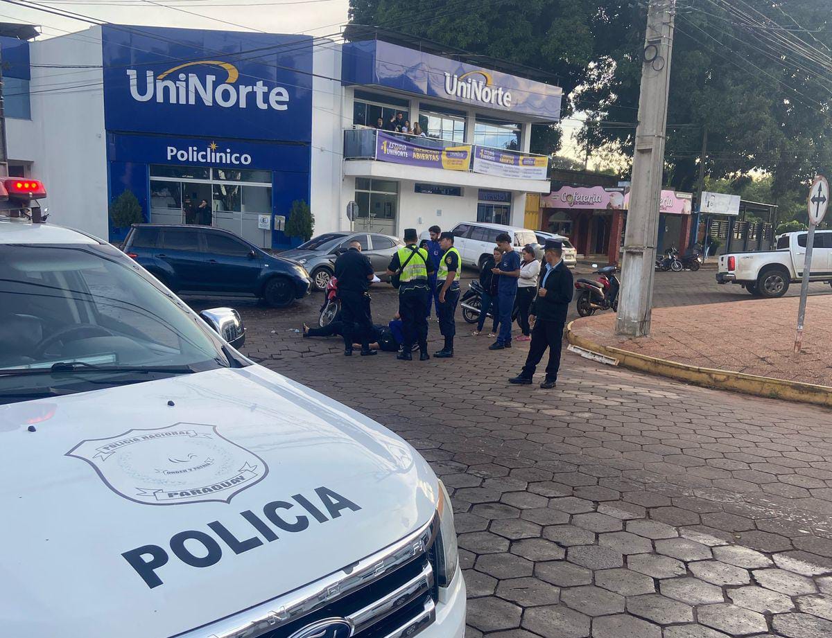 Joven motociclista resulta con lesión tras choque con automóvil en Pedro Juan Caballero Joven motociclista resulta con lesión tras choque con automóvil en Pedro Juan Caballero