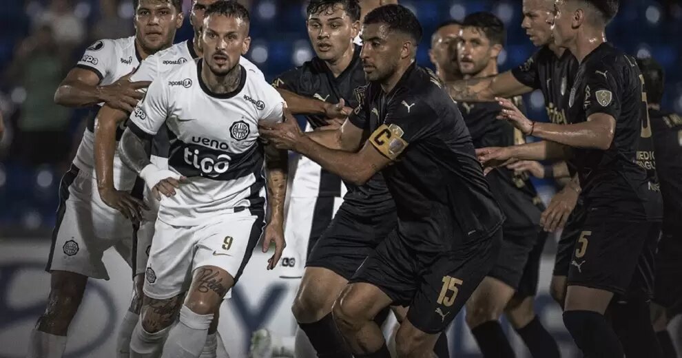 Olimpia empata con Peñarol y se complica en la Libertadores