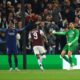 PSG sufre contra Aston Villa pero avanza a semifinales de Champions