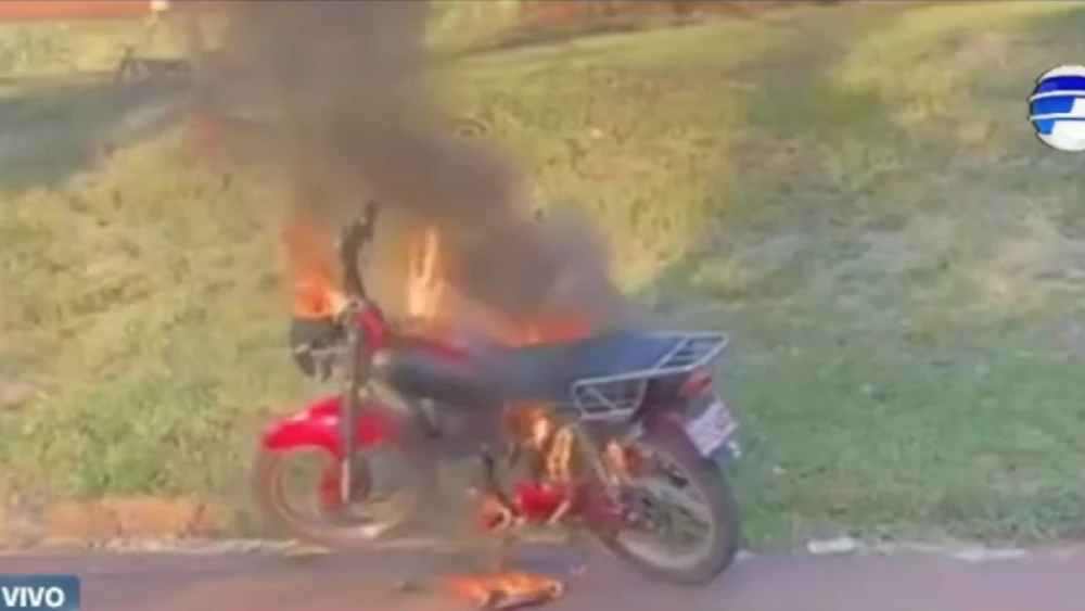 Joven quema su motocicleta tras ser incautada por agentes de tránsito en Cambyretá