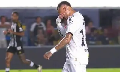 El General sonríe sobre el final y jugando con 10 hombres