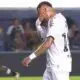 El General sonríe sobre el final y jugando con 10 hombres