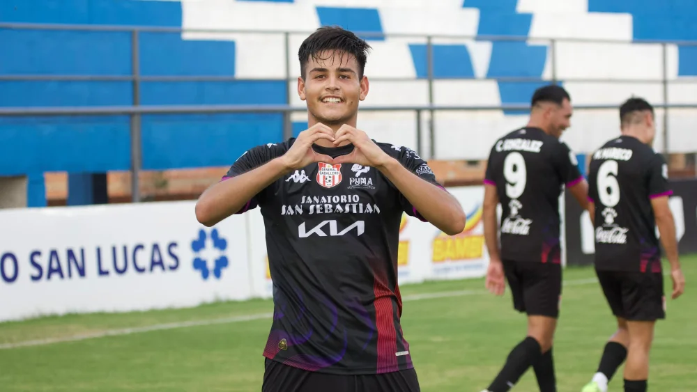 El General sonríe sobre el final y jugando con 10 hombres