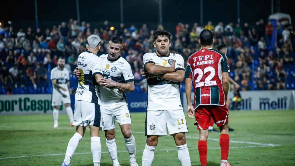 Olimpia vuelve al triunfo ante la mirada de Bustos