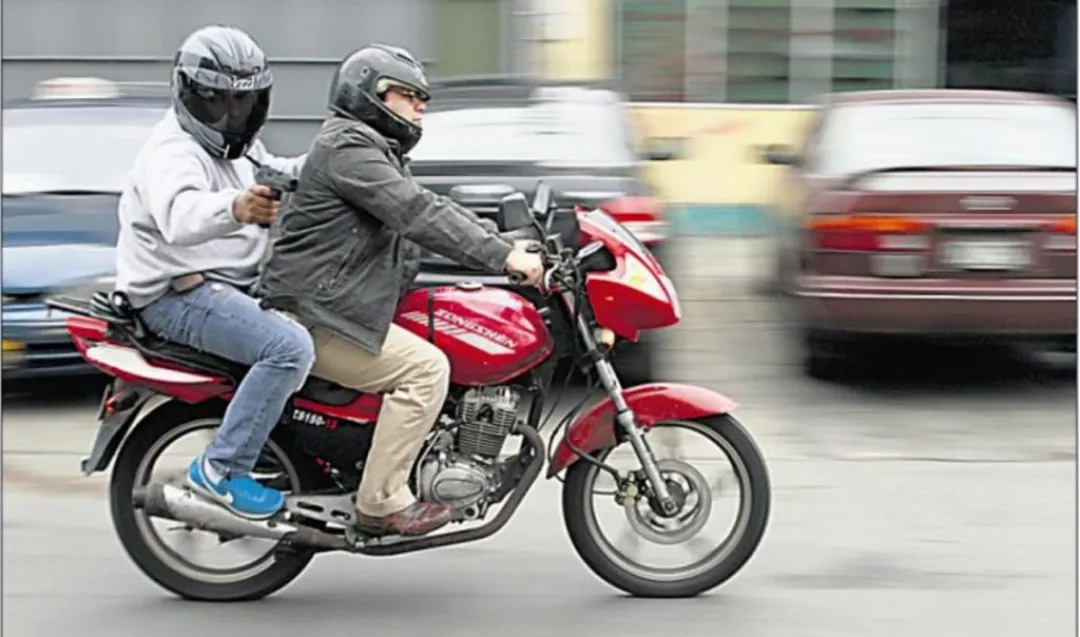 Motochorros asaltan un surtidor en Pedro Juan Caballero y se llevan millonaria recaudación Motochorros asaltan un surtidor en Pedro Juan Caballero y se llevan millonaria recaudación