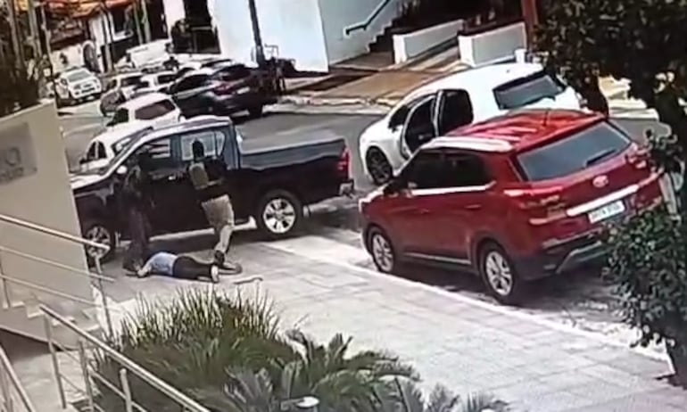 Al menos 21 maleantes en cinco vehículos participaron del asalto a comerciante en Asunción