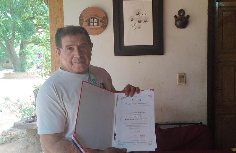 Artesano de Tobatí prepara más de 3.000 trofeos para los Juegos Panamericanos Junior Asu 2025