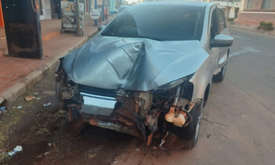Accidente de tránsito en Pedro Juan Caballero: Un Vehículo Impacta una Columna de la ANDE