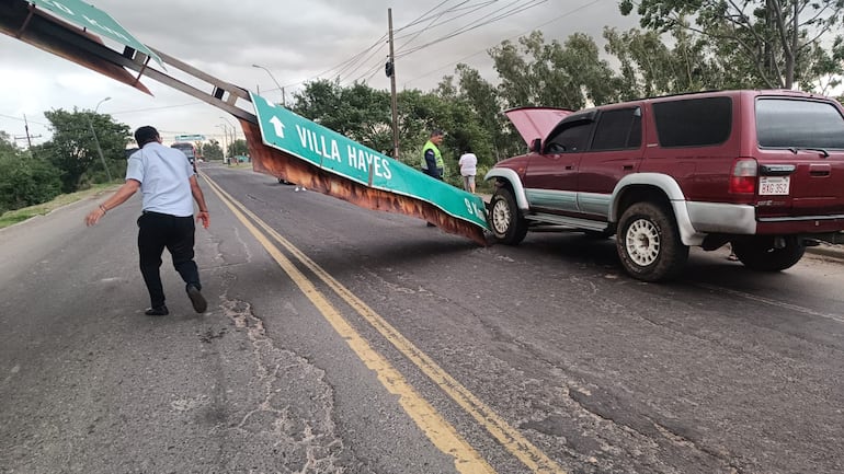 Cartel en zona de Puente Remanso cae sobre familia y causa lesiones graves