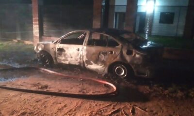 Incendió el automóvil de otra mujer que estaba con su pareja