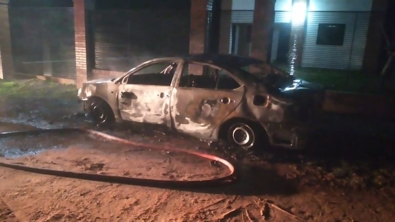 Incendió el automóvil de otra mujer que estaba con su pareja