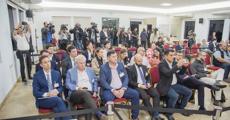 Senadores analizan hoy más denuncias sobre oferentes y máquinas de votación