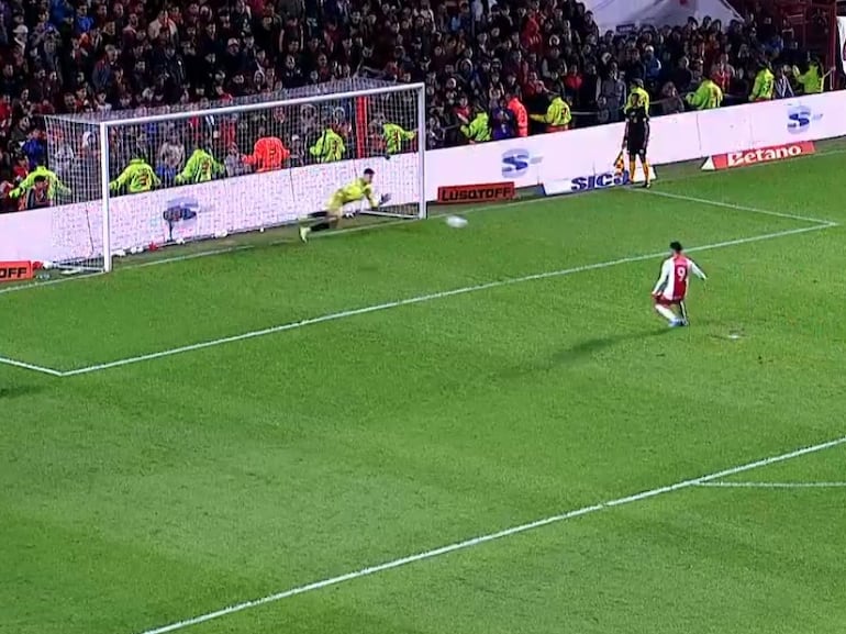 Vídeo: El penal que Orlando Gill desvió para la clasificación de…