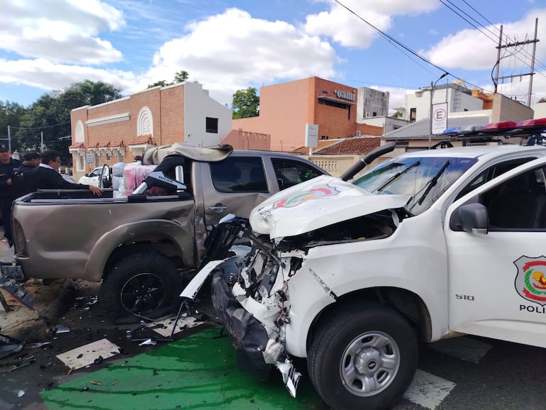 Video: tres policías heridos deja choque entre patrullera y una camioneta en Asunción