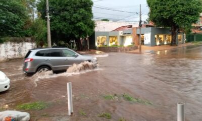 Videos: raudales desbordan calles en Asunción y la Comuna habilita grúa