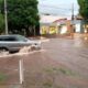 Videos: raudales desbordan calles en Asunción y la Comuna habilita grúa