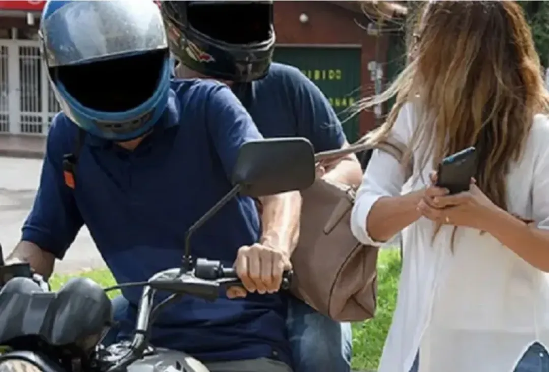 Asaltantes a punta de cuchillo roban celular a una joven en Pedro Juan Caballero Asaltantes a punta de cuchillo roban celular a una joven en Pedro Juan Caballero