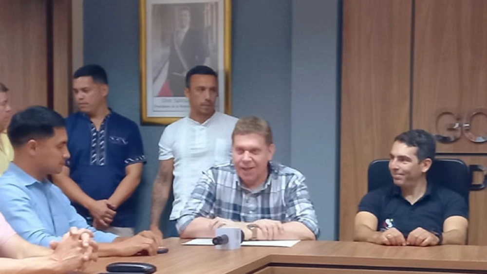 “No hay condiciones” para bajar el precio del combustible, afirma titular de Petropar