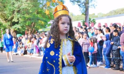 Niña vestida de la Virgen de Caacupé conmueve en desfile patrio en Pedro Juan Caballero