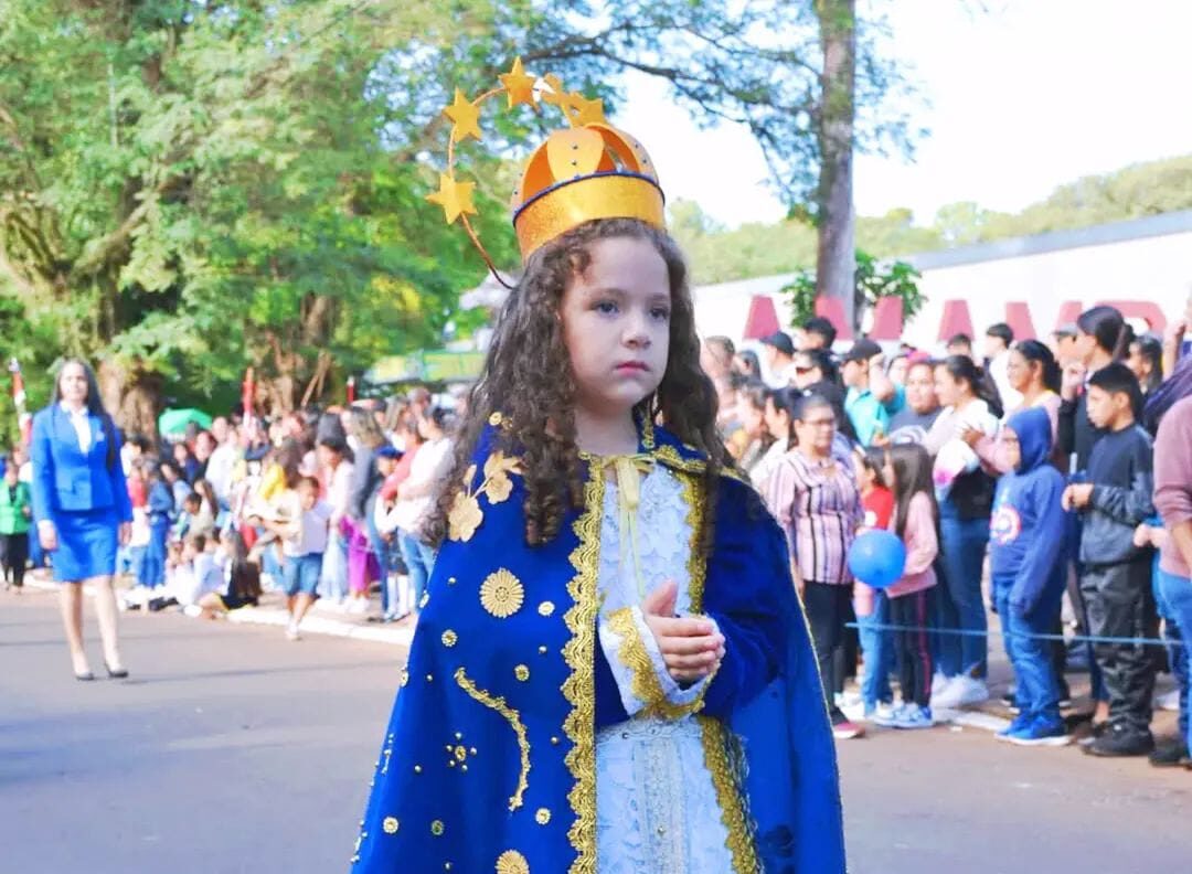 Niña vestida de la Virgen de Caacupé conmueve en desfile patrio en Pedro Juan Caballero Niña vestida de la Virgen de Caacupé conmueve en desfile patrio en Pedro Juan Caballero