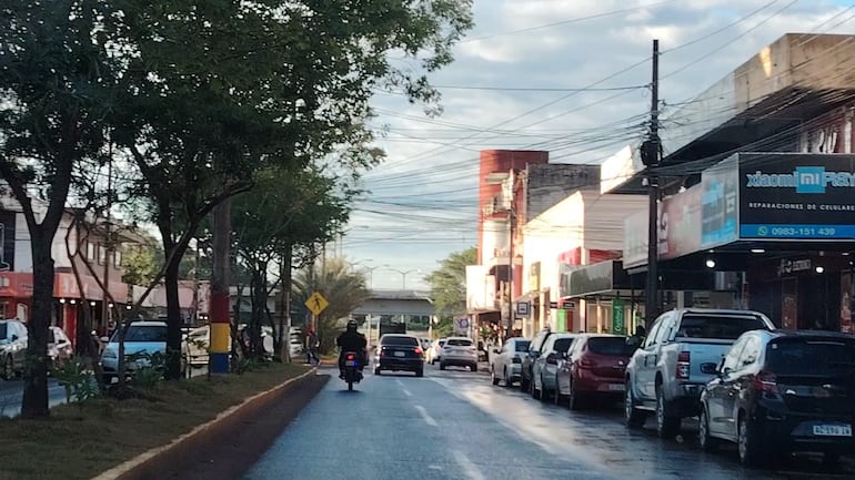 Intenso movimiento comercial en Encarnación durante feriados en ambas márgenes del río Paraná