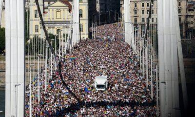Miles de personas desafían el veto de Orbán en la demostración de Orgullo en Budapest | LGTBIQ+