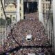 Miles de personas desafían el veto de Orbán en la demostración de Orgullo en Budapest | LGTBIQ+