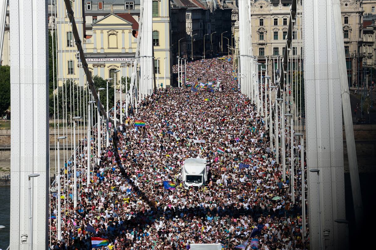 Miles de personas desafían el veto de Orbán en la demostración de Orgullo en Budapest | LGTBIQ+