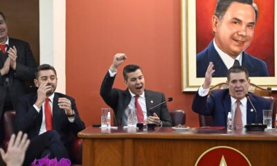 Peña describe un Paraguay que no existe y recibe una lluvia