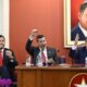 Peña describe un Paraguay que no existe y recibe una lluvia