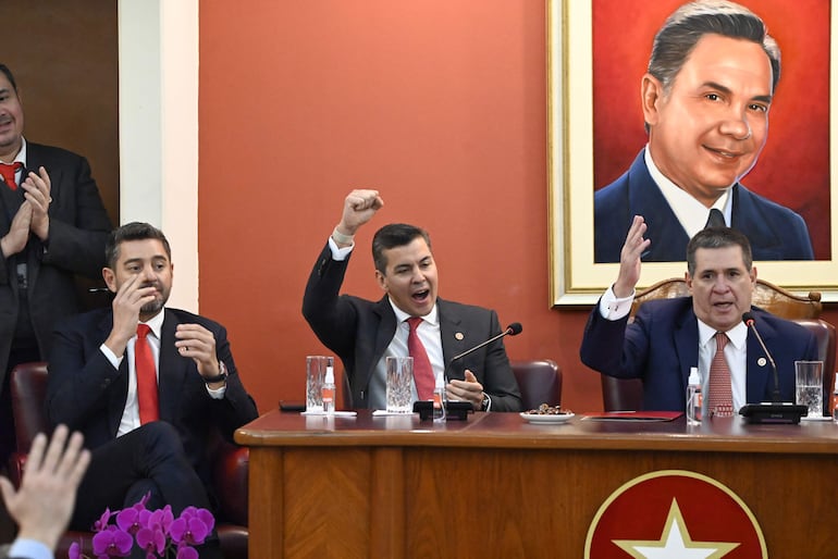 Peña describe un Paraguay que no existe y recibe una lluvia