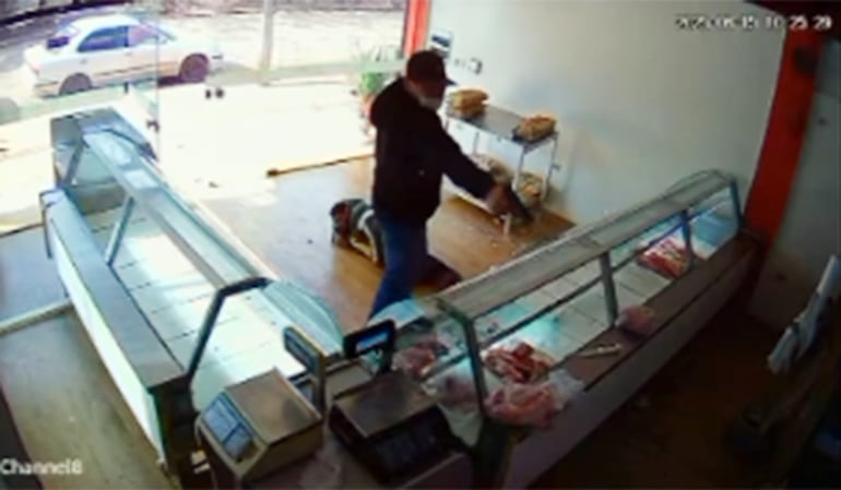 Roban moto de fatal asalto a carnicería en pleno levantamiento de cadáver