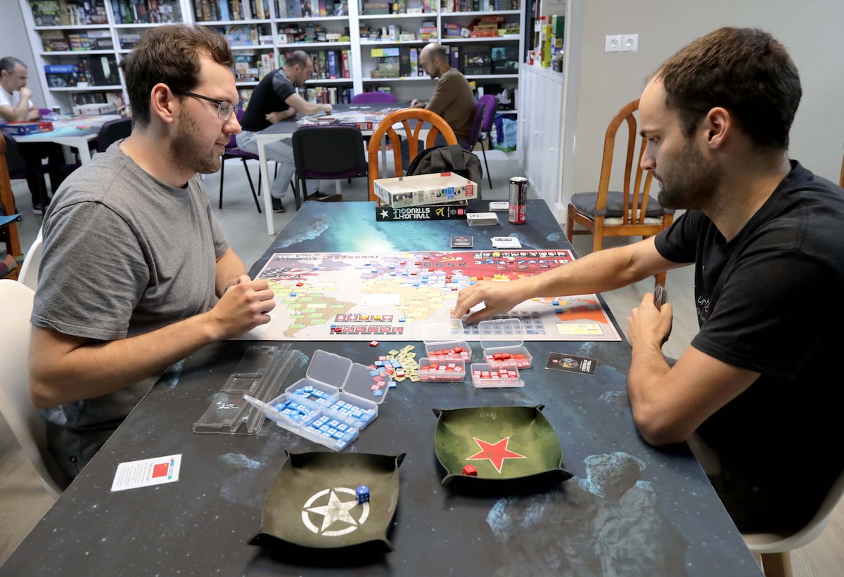 Vitoria recrea la Guerra Fría en un juego de mesa que ya es un clásico | España Vitoria recrea la Guerra Fría en un juego de mesa que ya es un clásico | España