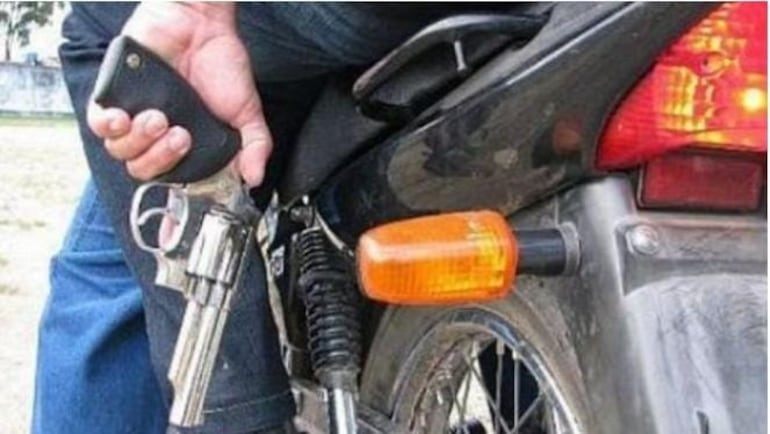 Ladrones sustraen una moto tras luchar con una joven de 14 años. Ladrones sustraen una moto tras luchar con una joven de 14 años.