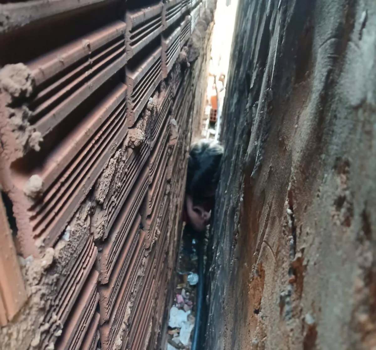 Impactante salvamento de una niña atrapada en Pedro Juan Caballero