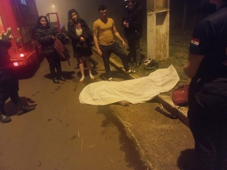 Motociclista fallece al impactar contra una columna de la ANDE en Pedro Juan Caballero. Motociclista fallece al impactar contra una columna de la ANDE en Pedro Juan Caballero.