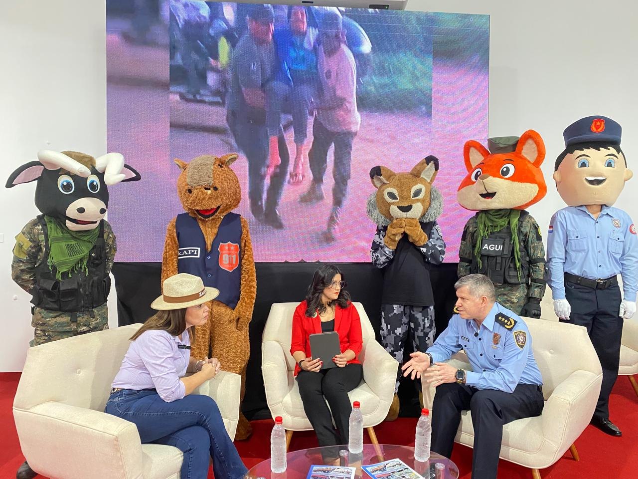 Comandante visita stand Policía Nacional resaltando compromiso y seguridad ciudadana