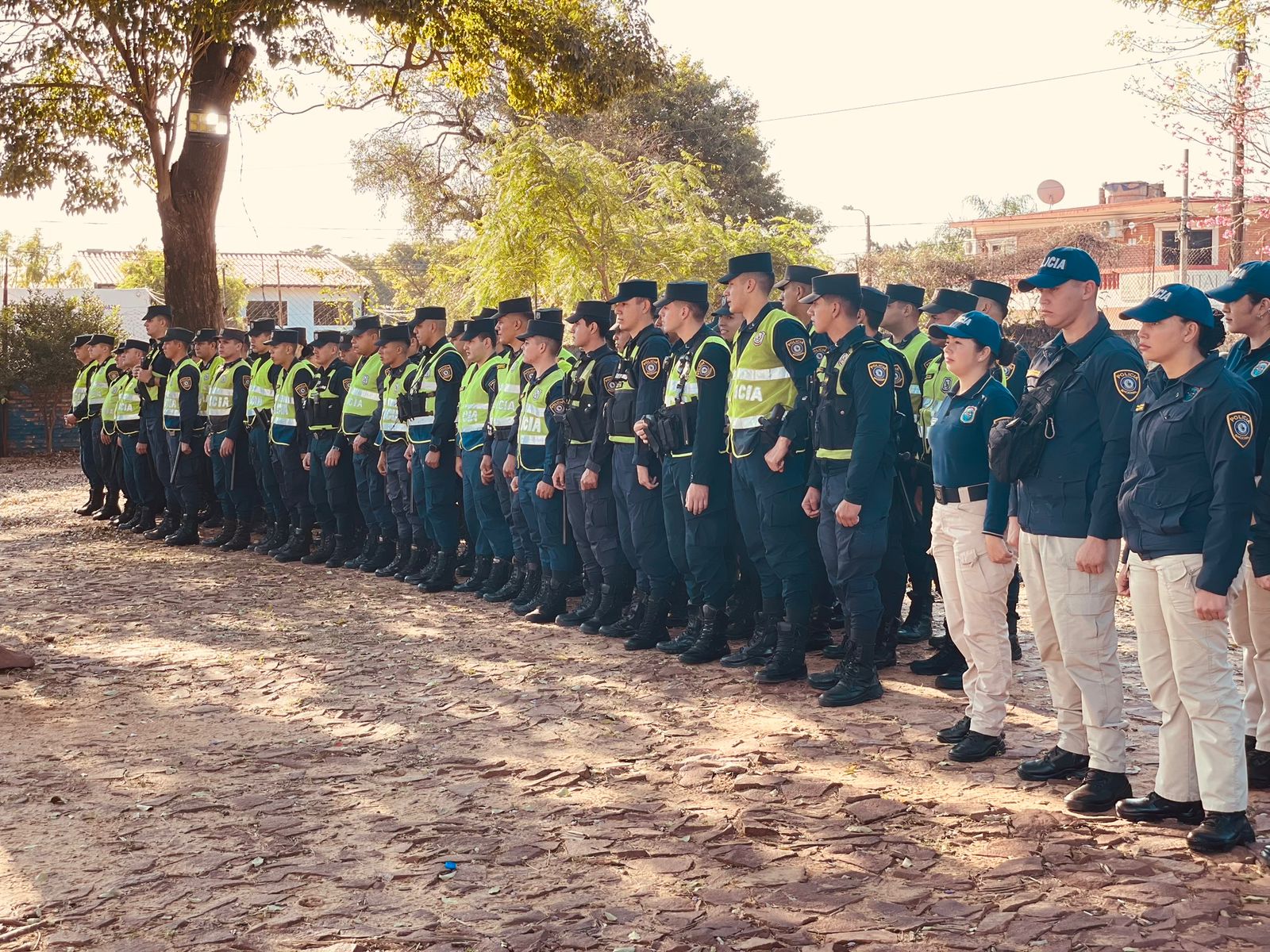 Formación control y distribución policial para seguridad torneo deportivo