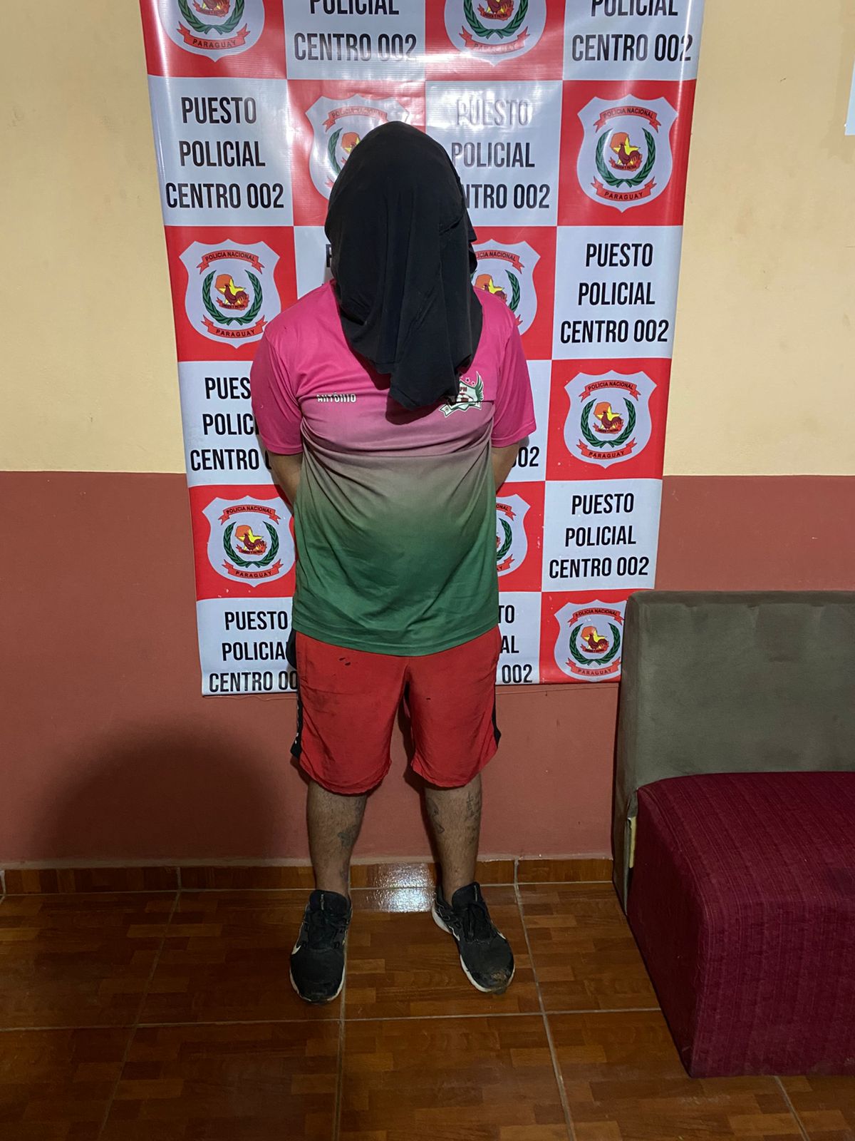 Aprehensión y detención de hombre por supuesto hurto y porte ilegal Aprehensión y detención de hombre por supuesto hurto y porte ilegal
