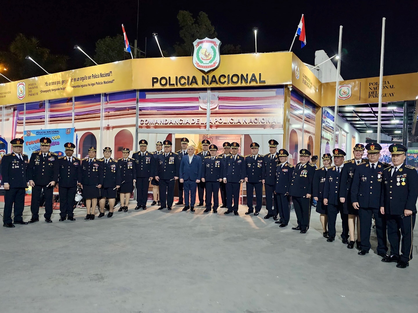 Visita destacada al stand Policía Nacional en Expo 2025 Paraguay