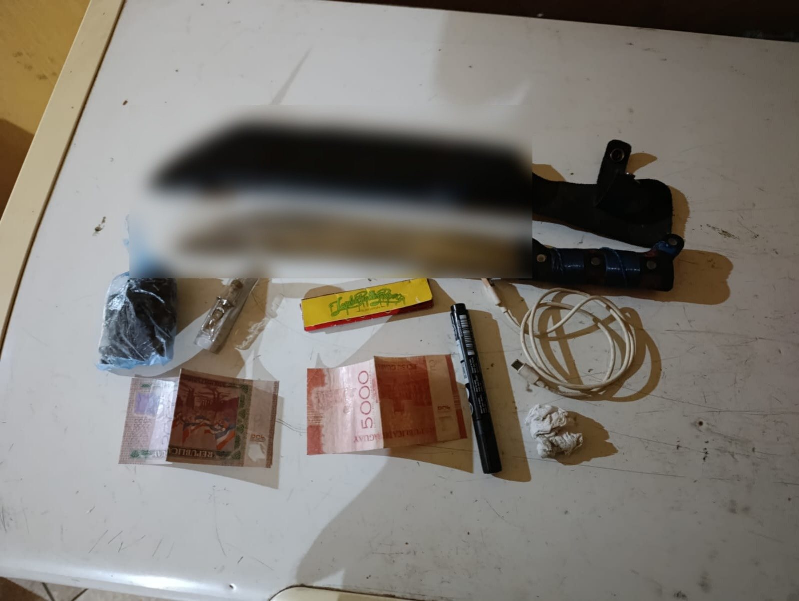Aprehendido hombre por tenencia ilegal drogas, resistencia, paz pública