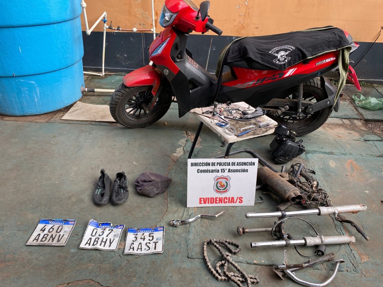 Aprehensión y detención de dos personas por robo motocicleta Asunción